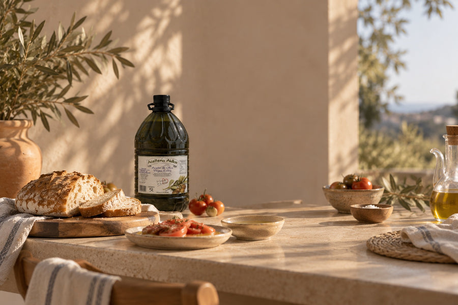 Aceite de Aceitería Ahillos 5L servido en una mesa con pan y tomates