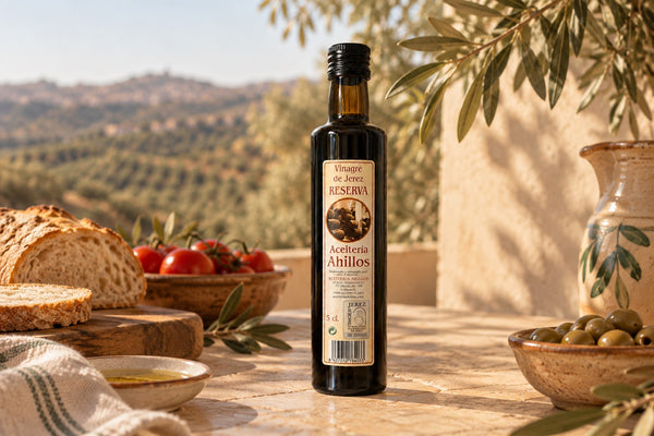 Vinagre de Jerez de Aceitería Ahillos servido en una mesa con pan y tomates